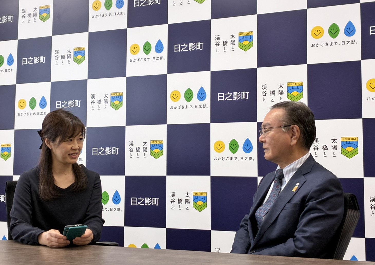 佐藤町長と聞き手によるインタビュー風景